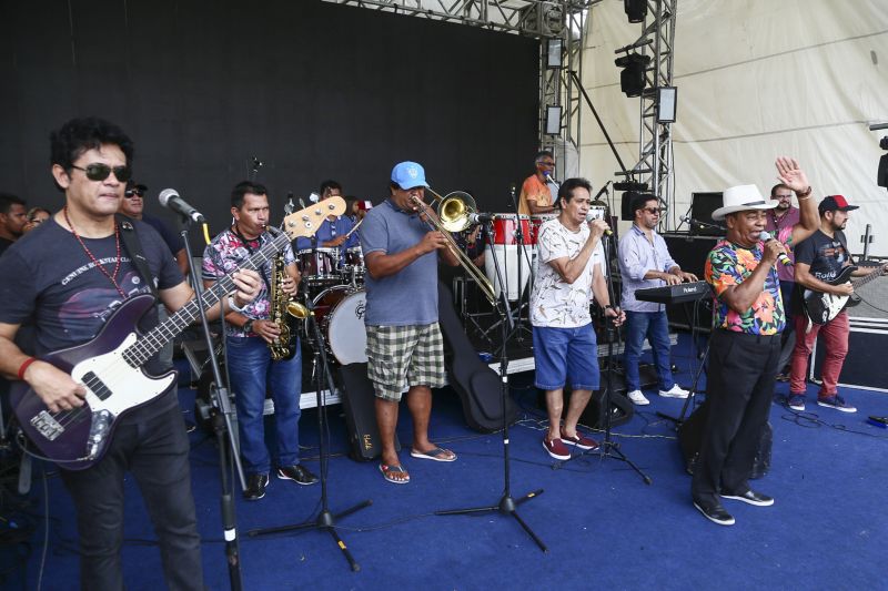 Serão oito horas de celebração do Ano Novo, com diversas atrações animando o público em dois palcos montados na orla do complexo turístico, gastronômico e cultural. <div class='credito_fotos'>Foto: Alex Ribeiro / Ag. Pará   |   <a href='/midias/2019/originais/5831_c78dd2a4-4330-82d0-f7c3-a8bc578a5fca.jpg' download><i class='fa-solid fa-download'></i> Download</a></div>