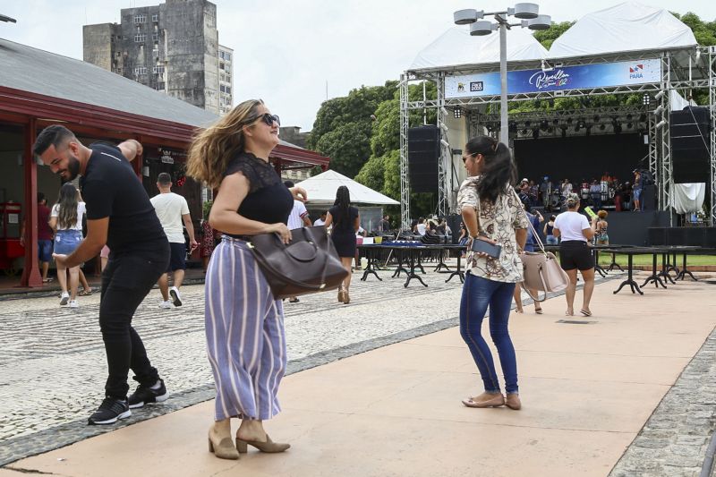 Serão oito horas de celebração do Ano Novo, com diversas atrações animando o público em dois palcos montados na orla do complexo turístico, gastronômico e cultural. <div class='credito_fotos'>Foto: Alex Ribeiro / Ag. Pará   |   <a href='/midias/2019/originais/5831_d56d5d13-9dc7-e3c6-d007-2f4d8868a7db.jpg' download><i class='fa-solid fa-download'></i> Download</a></div>