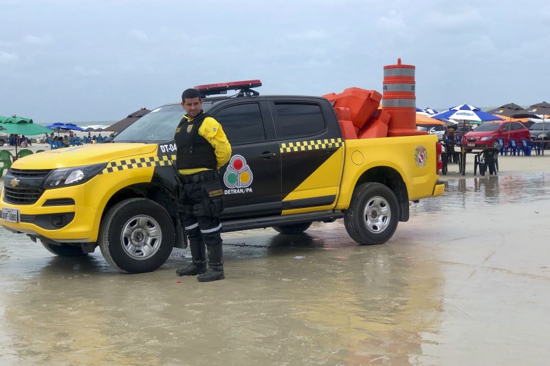 De forma preventiva, os agentes de fiscalização do Detran concentraram suas atividades no sentido de orientar os banhistas sobre o uso do cinto de segurança, velocidade permitida para o trânsito nesses locais, uso correto dos quadriciclos e de sons automotivos, além da realização do teste do bafômetro. <div class='credito_fotos'>Foto: Divulgação   |   <a href='/midias/2019/originais/5833_b61f1b19-4025-b594-8c20-97d4377efd96.jpg' download><i class='fa-solid fa-download'></i> Download</a></div>