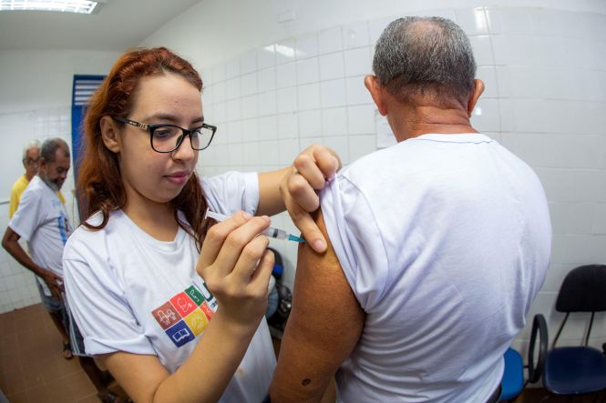 Dia D da vacinação contra a gripe, na manhã deste sábado (4), no Centro Saúde Escola (CSE), do bairro do Marco. O CSE é vinculado ao Centro de Ciências Biológicas e da Saúde (CCBS), da Universidade do Estado do Pará (Uepa).

FOTO: NAILANA THIELY
DATA: 04.05.19
BELÉM-PARÁ <div class='credito_fotos'>Foto: Nailana Thiely / Ascom Uepa   |   <a href='/midias/2019/originais/59155ea0-ea8b-4e35-900b-cbaf09626d85.jpg' download><i class='fa-solid fa-download'></i> Download</a></div>