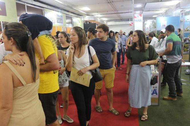 Empresas paraenses do setor do cacau que estão participando do "Chocolat São Paulo 2019", em São Paulo, lançaram novos produtos no evento que vai até amanhã (14). A aposta dos empresários é aproveitar o espaço para divulgar a variedade de amêndoas e chocolates que são produzidos no Pará.
FOTO: ASCOM / SEMAS
DATA: 13.04.2019
SÃO PAULO - SP <div class='credito_fotos'>Foto: ASCOM SEMAS   |   <a href='/midias/2019/originais/59d77d70-f7bf-4e0f-82e4-f6d6bc779372.jpg' download><i class='fa-solid fa-download'></i> Download</a></div>