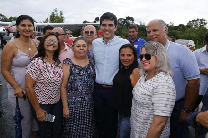 O município de Capanema, no nordeste paraense, deu um importante passo neste sábado (09) rumo à concretização da regularização fundiária urbana. O governador Helder Barbalho esteve na sede municipal para assinar o Decreto 2.056/18, que oficializa a entrega do título da área patrimonial do município à Prefeitura. Com isso, o Executivo municipal pode começar o processo de cadastramento dos imóveis, para posterior entrega dos títulos de posse aos proprietários. A expectativa da Prefeitura de Capanema é que o decreto permita a regularização de mais de 23 mil imóveis da área urbana e dos distritos de Tauari e Mirasselvas, o que representa uma abrangência de 80% da área do município.


FOTO: MARCELO SEABRA / AGÊNCIA PARÁ
DATA: 09.03.2019
CAPANEMA - PARÁ

 <div class='credito_fotos'>Foto: Marcelo Seabra / Ag. Pará   |   <a href='/midias/2019/originais/59eb6520-1b15-4d6d-8f65-860455f0b4c3.jpg' download><i class='fa-solid fa-download'></i> Download</a></div>