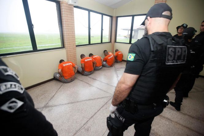 Dez detentos de alta periculosidade foram remanejados do sistema carcerário paraense para o presídio federal de Catanduvas, no Paraná, na tarde desta quinta (25). O trabalho fez parte da Operação Êxodo, da Superintendência do Sistema Penitenciário do Estado (Susipe), que, ao todo, nesta etapa, já transferiu 13 presidiários para casas de detenção de segurança máxima.

FOTO: FERNANDO ARAÚJO / AGÊNCIA PARÁ
DATA: 25.04.2019
BELÉM - PARÁ <div class='credito_fotos'>Foto: Fernando Araújo/Ag. Pará   |   <a href='/midias/2019/originais/5ad3bf3f-35a7-4e20-8ba3-2b0de3bd5bb5.jpg' download><i class='fa-solid fa-download'></i> Download</a></div>