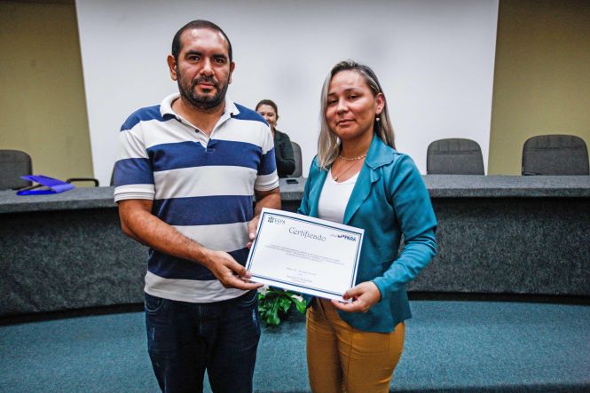 A Escola de Governança Pública do Estado do Pará ultrapassou o número de mil servidores públicos formados nos cursos ofertados pelo órgão no ano de 2019. A marca foi ultrapassada após a certificação de 101 alunos na manhã desta sexta (26), no auditório da EGPA, referentes aos cursos de Formação de Pregoeiro - presencial e eletrônico (51 concluintes), Siafem Operacional (14 concluintes) e Gestão de Políticas Sociais (36 concluintes).

FOTO: MAYCON NUNES / AGÊNCIA PARÁ
DATA: 26.04.2019
BELÉM - PARÁ <div class='credito_fotos'>Foto: Maycon Nunes / Ag. Pará   |   <a href='/midias/2019/originais/5b0d7b0b-8b75-40c8-b8ea-d4c810871168.jpg' download><i class='fa-solid fa-download'></i> Download</a></div>