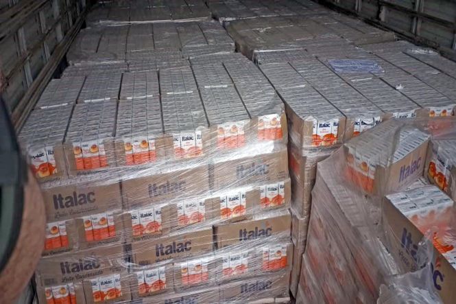 Um caminhão baú transportando quase 20 mil caixas de leite condensado foi apreendido na rodovia BR-222, em Marabá, pela coordenação da unidade de controle de mercadorias em trânsito de Carajás, da Secretaria de Estado da Fazenda (Sefa). A apreensão foi realizada no último sábado (20). O material não tinha nota fiscal e o valor estimado é de R$69 mil.

FOTO: ASCOM / SEFA
DATA: 22.04.2019
MARABÁ - PARÁ <div class='credito_fotos'>Foto: ASCOM / SEFA   |   <a href='/midias/2019/originais/5b971b1d-63c9-46ab-a032-98a71522a3c8.jpg' download><i class='fa-solid fa-download'></i> Download</a></div>