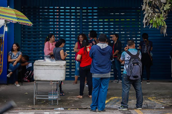 Tricia Garcia foi uma das primeiras a chegar à Faculdade Estácio, na manhã deste domingo (28), para realizar a prova do concurso do Departamento de Trânsito do Pará (Detran). Desde às 6h30, aproximadamente, a professora de espanhol aguardava a abertura dos portões, marcada para às 7h. Ela disputa uma das 34 vagas ofertadas para o cargo de agente de educação de trânsito, que teve 53.600 mil inscritos e oferece remuneração de R$ 2.191,52.

FOTO: WAGNER SANTANA / AGENCIA PA
DATA: 28.04.2019
BELEM - PA <div class='credito_fotos'>Foto: Wagner Santana / Ag. Pará   |   <a href='/midias/2019/originais/5ca90087-6d74-4ecf-bf00-8719c804934d.jpg' download><i class='fa-solid fa-download'></i> Download</a></div>