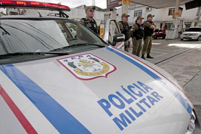 A feirante Lílian Monteiro, de 44 anos, há 5 tem uma barraca em uma feira no bairro do Guamá. Embora tenha a sorte de nunca ter sofrido um assalto na vida, ela reconhece que as chances de algo do tipo acontecer diminuem bastante quando há policiamento à vista. E reconhece ainda que a movimentação no entorno mudou sensivelmente depois que uma viatura passou a ficar de prontidão bem na esquina onde ela trabalha. . Essa maior tranquilidade que Lilian e boa parte da população já consegue sentir é fruto da operação Polícia Mais Forte, criada pelo Governo do Estado e operacionalizada pela Polícia Militar desde o dia 12 de janeiro, e que deve durar por tempo indeterminado. Diariamente - Na prática, são 180 PMs a mais nas ruas e outras 60 viaturas extras atuando em todos os bairros de Belém e região metropolitana. 

FOTO: RICARDO AMANAJÁS / AG. PARÁ
DATA: 04.02.2019
BELÉM - PARÁ <div class='credito_fotos'>Foto: Ricardo Amanajás / Ag. Pará   |   <a href='/midias/2019/originais/5cb8b1c1-bf45-4265-8c6d-a69543149368.jpg' download><i class='fa-solid fa-download'></i> Download</a></div>