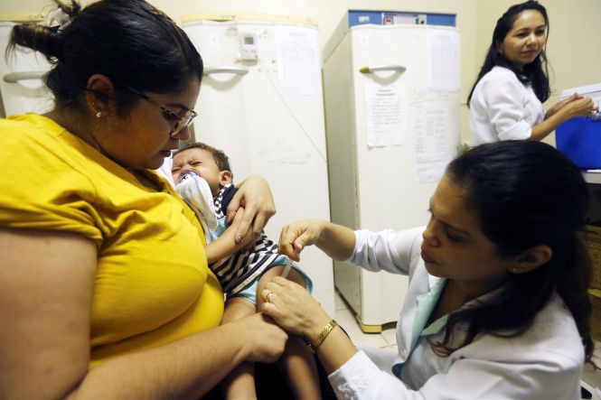 A partir desta segunda-feira (22), todos os públicos prioritários poderão se vacinar pela 21ª Campanha Nacional de Vacinação contra o vírus Influenza. Na primeira fase da da iniciativa – estratégia do Ministério da Saúde (MS) de prevenção do avanço da gripe pelo país, encerrada dia 18, apenas crianças, gestantes e puérperas (mulheres em fase de pós-parto com até 45 dias) estavam sendo vacinadas.

FOTO: MARCELO SEABRA / AGÊNCIA PARÁ
DATA: 22.04.2019
BELÉM - PARÁ <div class='credito_fotos'>Foto: Marcelo Seabra / Ag. Pará   |   <a href='/midias/2019/originais/5d03890a-246b-4056-a8a9-f26fc1e6cc97.jpg' download><i class='fa-solid fa-download'></i> Download</a></div>