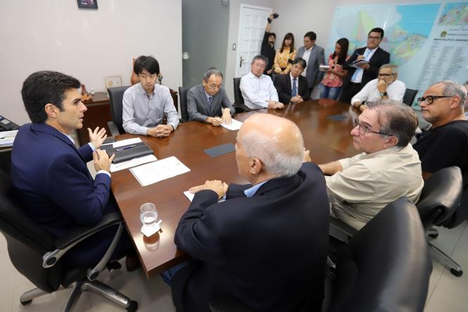 O governador Helder Barbalho reiterou, na tarde desta segunda-feira (28), o interesse do Estado em utilizar o saldo remanescente do contrato de financiamento da Agência de Cooperação Internacional do Japão (Jica) para obras de requalificação da BR-316. Os recursos serão destinados às obras complementares na rodovia, de extrema importância para a eficiência do sistema. A manifestação do chefe do Executivo ocorreu durante reunião com representantes da Jica no Brasil e diretores do Núcleo de Gerenciamento de Transporte Metropolitano (NGTM), na sede do Palácio do Governo, em Belém.

FOTO: MARCO SANTOS
DATA: 29.01.2019
BELÉM - PARÁ <div class='credito_fotos'>Foto: MARCO SANTOS   |   <a href='/midias/2019/originais/5eab5642-2ba3-4325-8f71-e8b10ed0a3b7.jpg' download><i class='fa-solid fa-download'></i> Download</a></div>