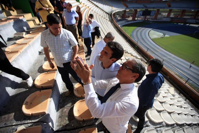 O governador do Pará, Helder Barbalho, informou que ficará pronto em 10 dias, o laudo sobre o desabamento de parte da cobertura do Estádio Olímpico do Pará, o Mangueirão. A informação foi passada em coletiva com a imprensa na tarde desta quarta-feira (9), após visita ao local. “Faremos de tudo para que, o mais rápido possível, o Mangueirão esteja plenamente em condições de funcionamento”, garantiu. 

FOTO: THIAGO GOMES/AG. PARÁ
DATA: 09.01.2019
BELÉM - PARÁ
 <div class='credito_fotos'>Foto: Thiago Gomes /Ag. Pará   |   <a href='/midias/2019/originais/5ecee11d-4fd2-417d-983f-8e0098af76d4.jpg' download><i class='fa-solid fa-download'></i> Download</a></div>