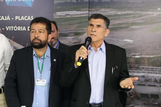 Durante esta semana, o comitê gestor do Plano de Desenvolvimento Regional Sustentável do Xingu (PDRSX) se reuniu, em Altamira, para tratar sobre a criação de políticas que auxiliem na redução das desigualdades regionais, por meio da criação de planos estratégicos para desenvolvimento da mesorregião do Xingu. Participaram da reunião do comitê, o secretário Regional de Governo, Henderson Pinto, o ministro da secretaria de governo e representantes das prefeituras envolvidas.

FOTO: DIVULGAÇÃO / Marth Uchôa
DATA: 14.03.2019
XINGÚ - PARÁ <div class='credito_fotos'>Foto: Divulgação / Marth Uchôa   |   <a href='/midias/2019/originais/5f2e1997-14f1-4e0a-a117-254899af48a8.jpg' download><i class='fa-solid fa-download'></i> Download</a></div>