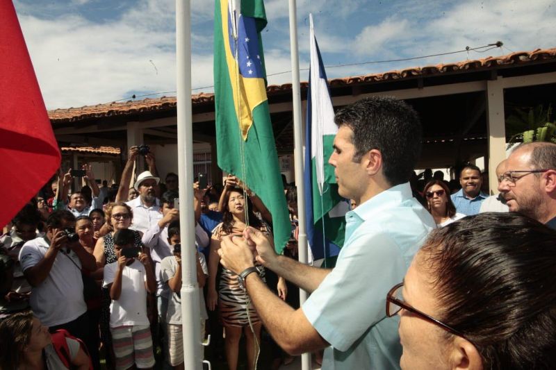 Ao som do autêntico carimbó de Marapanim, município do nordeste paraense, a população recebeu o governador Helder Barbalho, na manhã deste sábado (1º), para a solenidade de reinauguração da Escola Estadual de Ensino Médio Nelson Rabelo, na sede municipal, que foi reformada e ampliada. Com novas salas, laboratórios de vídeo e informática, a escola tem uma estrutura que respeita as leis de acessibilidade.

FOTO: FERNANDO ARAÚJO / AGÊNCIA PARÁ
DATA: 01.06.2019
MARAPANIM - PARÁ  <div class='credito_fotos'>Foto: Fernando Araújo/Ag. Pará   |   <a href='/midias/2019/originais/5ffa31ff-c0b9-45bd-9ed5-9822d983f820.jpg' download><i class='fa-solid fa-download'></i> Download</a></div>