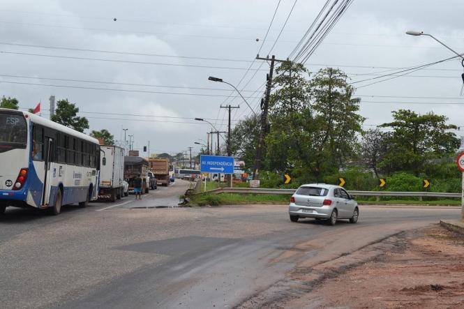 O Departamento de Trânsito do Estado do Pará (Detran/PA) realiza importantes alterações no fluxo da rodovia BR-316. As mudanças vão reforçar a segurança viária de pedestres e condutores e já auxiliarão motoristas durante a saída da capital paraense em direção as cidades do interior durante o período de Carnaval. A partir desta quinta-feira (28), a nova sinalização horizontal e vertical na BR-316, com a Avenida Independência, será concluída, o que inclui o funcionamento de um semáforo no local.

FOTO: ASDECOM / DETRAN
DATA: 27.02.2019
BELÉM - PARÁ <div class='credito_fotos'>Foto: ASCOM DETRAN   |   <a href='/midias/2019/originais/604fd1ee-041d-4b68-a2a9-8cb35ac466e9.jpg' download><i class='fa-solid fa-download'></i> Download</a></div>