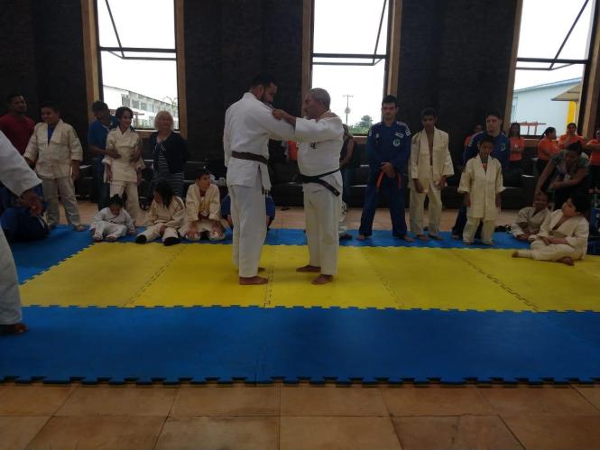 A solenidade realizada no auditório da instituição, contou com a presença do judoca Antônio Tenório, tetracampeão Paralímpico, medalhista de bronze em Londres e medalha de prata nas Paraolimpíadas do Rio 2016, que veio, especialmente, à capital paraense para celebrar mais essa inovação no atendimento a pessoa com deficiência .

FOTO: DIVULGAÇÃO
DATA: 23.03.2019
BELÉM - PARÁ <div class='credito_fotos'>Foto: Divulgação   |   <a href='/midias/2019/originais/6141d909-ba27-4e87-aa68-25ee93d94c38.jpg' download><i class='fa-solid fa-download'></i> Download</a></div>