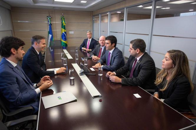 O governador Helder Barbalho participa, nesta segunda-feira (4), em Brasília (DF), de duas agendas do Governo Federal. A primeira, que iniciou às 9h30, é o lançamento do Projeto de Lei Anticrime, apresentado pelo ministro da Justiça, Sérgio Moro. O secretário de Estado de Segurança Pública, Uálame Machado, também acompanha a programação.

FOTO: ED. FERREIRA / DIVULGAÇÃO
DATA: 04.02.2019
BRASÍLIA - DF <div class='credito_fotos'>Foto: ED FERREIRA / DIVULGAÇÃO   |   <a href='/midias/2019/originais/61d04a71-1210-4729-b2df-5c4925325fec.jpg' download><i class='fa-solid fa-download'></i> Download</a></div>