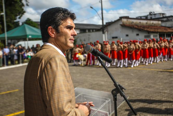 O Governo do Pará vai apoiar ações voltadas à expansão do Colégio Militar de Belém (CMBel), garantiu o governador Helder Barbalho na manhã deste sábado (09), durante a cerimônia de entrega da boina garança, símbolo que confirma a integração do estudante ao sistema militar de ensino. A maior parte dos alunos, 87 de um total de 126, ingressa no 6º ano do ensino fundamental.

FOTO: MAYCON NUNES / AGÊNCIA PARÁ
DATA: 09.03.2019
BELÉM - PARÁ <div class='credito_fotos'>Foto: Maycon Nunes / Ag. Pará   |   <a href='/midias/2019/originais/628b4b9b-cae0-46ab-9cc1-2e8432471f79.jpg' download><i class='fa-solid fa-download'></i> Download</a></div>