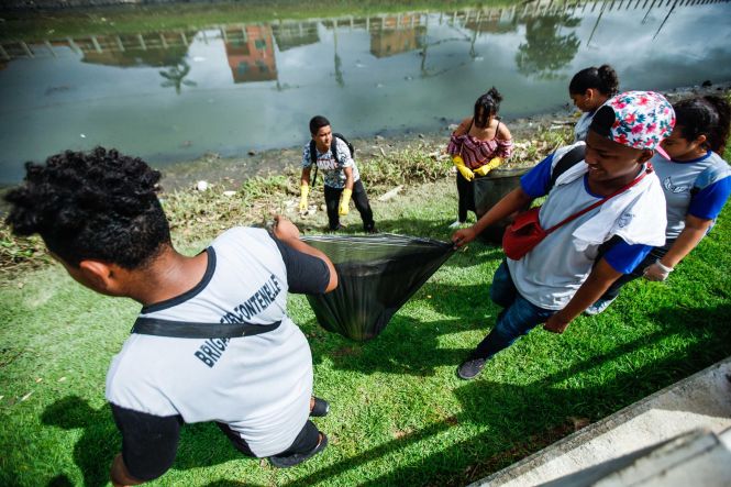 Um mutirão de limpeza e paisagismo foi realizado, nesta sexta-feira (26), no entorno do primeiro trecho do Projeto de Saneamento Integrado da Bacia do Tucunduba. No local será construída, em breve, uma Estação de Elevação da obra, onde foi feita a limpeza e arborização da área. 

FOTO: MAYCON NUNES / AGÊNCIA PARÁ
DATA: 26.04.2019
BELÉM - PARÁ <div class='credito_fotos'>Foto: Maycon Nunes / Ag. Pará   |   <a href='/midias/2019/originais/62bd2abf-9f76-4e16-b981-1eba3aa071b6.jpg' download><i class='fa-solid fa-download'></i> Download</a></div>