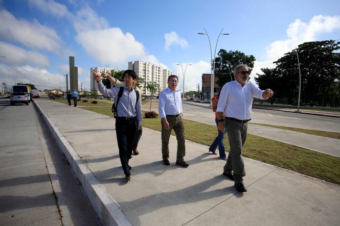 O governador Helder Barbalho reiterou, na tarde desta segunda-feira (28), o interesse do Estado em utilizar o saldo remanescente do contrato de financiamento da Agência de Cooperação Internacional do Japão (Jica) para obras de requalificação da BR-316. Os recursos serão destinados às obras complementares na rodovia, de extrema importância para a eficiência do sistema. A manifestação do chefe do Executivo ocorreu durante reunião com representantes da Jica no Brasil e diretores do Núcleo de Gerenciamento de Transporte Metropolitano (NGTM), na sede do Palácio do Governo, em Belém.

FOTO: MAYCON NUNES/AG. PARÁ
DATA: 29.01.2019
BELÉM - PARÁ <div class='credito_fotos'>Foto: Maycon Nunes / Ag. Pará   |   <a href='/midias/2019/originais/633f7f38-dbf9-4e46-9e5c-ffa16538c3ee.jpg' download><i class='fa-solid fa-download'></i> Download</a></div>