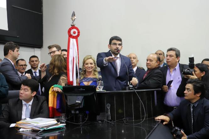 O governador Helder Barbalho prestigiou, na manhã desta sexta-feira (1°), a posse dos novos deputados estaduais do Pará, no plenário Newton Miranda, da Assembleia Legislativa do Estado (Alepa). Na ocasião, os parlamentares também elegeram a nova Mesa Diretora da Casa para um mandato de dois anos. O presidente será o deputado Daniel Barbosa Santos, mais conhecido como Dr. Daniel (foto), sem partido no momento. A cerimônia foi conduzida pela deputada Cilene Couto, tendo como secretários os deputados Martinho Carmona e Miro Sanova. 

FOTO: MARCO SANTOS/AG. PARÁ
DATA: 01.02.2019
BELÉM - PARÁ <div class='credito_fotos'>Foto: Marco Santos / Ag. Pará   |   <a href='/midias/2019/originais/646d6a02-92f0-44da-ab3d-6b2822dcbc43.jpg' download><i class='fa-solid fa-download'></i> Download</a></div>