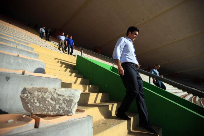 O governador do Pará, Helder Barbalho, informou que ficará pronto em 10 dias, o laudo sobre o desabamento de parte da cobertura do Estádio Olímpico do Pará, o Mangueirão. A informação foi passada em coletiva com a imprensa na tarde desta quarta-feira (9), após visita ao local. “Faremos de tudo para que, o mais rápido possível, o Mangueirão esteja plenamente em condições de funcionamento”, garantiu. 

FOTO: THIAGO GOMES/AG. PARÁ
DATA: 09.01.2019
BELÉM - PARÁ
 <div class='credito_fotos'>Foto: Thiago Gomes /Ag. Pará   |   <a href='/midias/2019/originais/6664b8ef-5791-48b4-bc9e-094ac4b36006.jpg' download><i class='fa-solid fa-download'></i> Download</a></div>