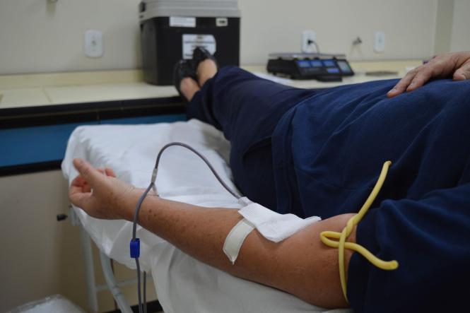 A proposta da campanha foi incentivar a doação nas pessoas que frequentam o Hospital como forma de auxiliar a reposição do estoque de sangue da Fundação Centro de Hemoterapia e Hematologia do Pará (Hemopa).

Foto: ASCOM/HRBA
Data: 11.01.2019
Santarém/Pa <div class='credito_fotos'>Foto: Ascom HRBA   |   <a href='/midias/2019/originais/66f3a341-357e-4718-9527-a92345a32626.jpg' download><i class='fa-solid fa-download'></i> Download</a></div>