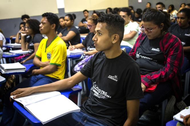 O Projeto Jurunas, institucionalizado em 2017 pela Universidade do Estado do Pará (Uepa), oferece aulas gratuitas para moradores do bairro e arredores que desejam se preparar para ingressar no ensino superior. No próximo sábado, dia 12 de janeiro, o Projeto apresentará os eixos de ação para 2019. O evento ocorrerá de 9 às 13h, na escola Placídia Cardoso, localizada na travessa Honório José dos Santos, s/n, onde as aulas são ministradas. 

FOTO: NAILANA THIELY/ ASCOM UEPA
DATA: 10.01.2019
BELÉM - PARÁ <div class='credito_fotos'>Foto: Nailana Thiely / Ascom Uepa   |   <a href='/midias/2019/originais/67c644d6-b8a3-4415-93a4-f138b0d84191.jpg' download><i class='fa-solid fa-download'></i> Download</a></div>