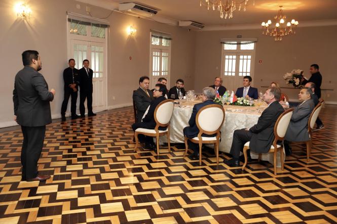 O governador Helder Barbalho recebeu, no Palácio do Governo, no início da tarde desta terça-feira (5), o embaixador do Chile no Brasil, Fernando Schmidt. O representante chileno está no Pará há alguns dias e tem se reunido com líderes empresariais e do setor público para afinar relações e estabelecer parcerias em diversos segmentos.

FOTO: MARCO SANTOS / AG. PARÁ
DATA: 05.02.2019
BELÉM - PARÁ <div class='credito_fotos'>Foto: Marco Santos / Ag. Pará   |   <a href='/midias/2019/originais/68784264-e3ad-46a8-8ae0-dacb0c03bd1a.jpg' download><i class='fa-solid fa-download'></i> Download</a></div>