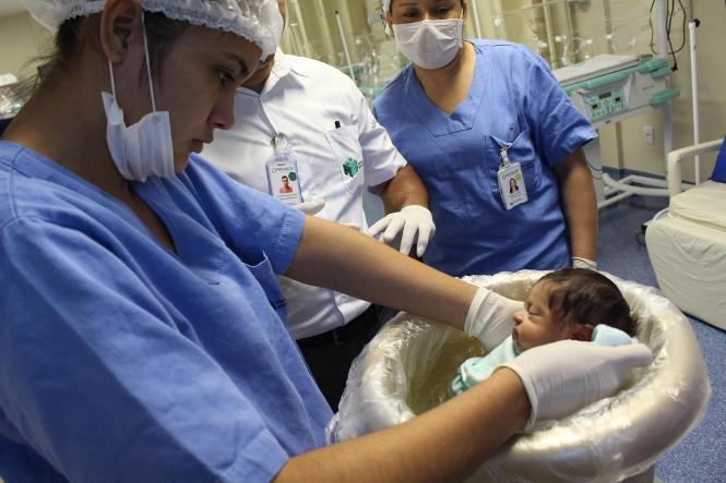 Para diminuir o estresse dos bebês recém-nascidos nas Unidades de Terapia Intensiva e Unidades de Cuidados Intensivos Neonatais, evitar a perda de peso e de energia, além de melhorar o sistema respiratório e reduzir o tempo de internação, o Hospital Regional do Sudeste do Pará - Dr. Geraldo Veloso (HRSP), em Marabá (PA), e o Hospital Materno Infantil de Barcarena - Dra Anna Turan (HMIB) incluem como recurso terapêutico as sessões de banho de ofurô.

FOTO: ASCOM 
DATA: 20.03.2019
MARABÁ - PARÁ <div class='credito_fotos'>Foto: ASCOM / HMIB   |   <a href='/midias/2019/originais/68f4d36b-0ac2-488a-8d21-2010ffb7883f.jpg' download><i class='fa-solid fa-download'></i> Download</a></div>