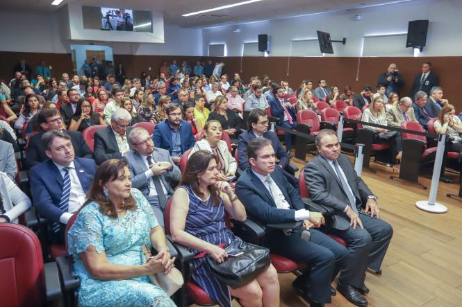 Na manhã desta segunda-feira (08), o governador do Estado, Helder Barbalho, esteve na sede do Tribunal de Contas do Estado para fazer um pedido de criação de grupo de trabalho para contratação e construção da ponte do Moju que foi derrubada no último sábado. Na ocasião Helder também participou de um encontro com cerca de 150 técnicos do TCE e MPCE, incluindo conselheiros e procuradores, onde tratou sobre os projetos do Governo para os próximos quatro anos.

FOTO: MARCO SANTOS / AGÊNCIA PARÁ
DATA: 08.04.2019
BELÉM - PA <div class='credito_fotos'>Foto: Marco Santos / Ag. Pará   |   <a href='/midias/2019/originais/690accc5-7a92-4216-b9f0-d354a60822f6.jpg' download><i class='fa-solid fa-download'></i> Download</a></div>