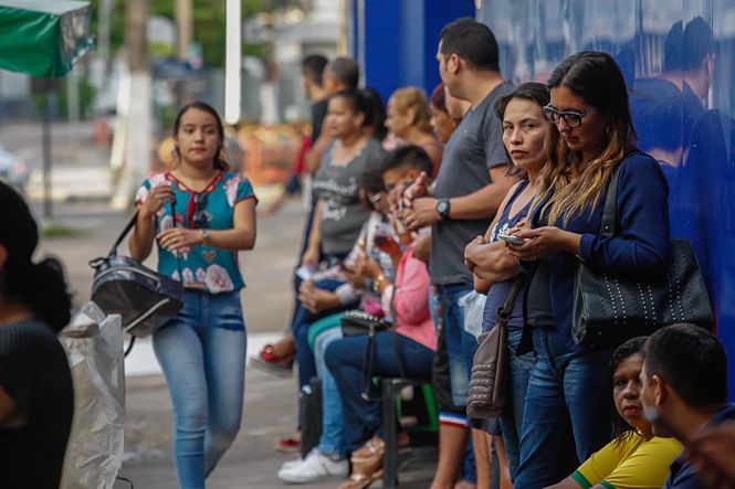 Tricia Garcia foi uma das primeiras a chegar à Faculdade Estácio, na manhã deste domingo (28), para realizar a prova do concurso do Departamento de Trânsito do Pará (Detran). Desde às 6h30, aproximadamente, a professora de espanhol aguardava a abertura dos portões, marcada para às 7h. Ela disputa uma das 34 vagas ofertadas para o cargo de agente de educação de trânsito, que teve 53.600 mil inscritos e oferece remuneração de R$ 2.191,52.

FOTO: WAGNER SANTANA / AGENCIA PA
DATA: 28.04.2019
BELEM - PA <div class='credito_fotos'>Foto: Wagner Santana / Ag. Pará   |   <a href='/midias/2019/originais/69c69b95-3754-43ba-8851-194a10ea011c.jpg' download><i class='fa-solid fa-download'></i> Download</a></div>