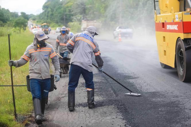 A Secretaria de Estado de Transportes (Setran) intensificou o trabalho de manutenção e conservação das rodovias estaduais que dão acesso aos principais municípios que recebem, tradicionalmente, muitos visitantes no período de carnaval, que este ano  ocorrerá de 2 (sábado) a 5 (terça-feira) de março. Os trabalhos de conservação, manutenção, tapa-buraco, sinalização de pista e de pontes (onde houver necessidade) ocorrem  em todas as regiões do Estado.

FOTO: MAYCON NUNES / AGÊNCIA PARÁ
DATA: 27.02.2019
BELÉM - PA <div class='credito_fotos'>Foto: Maycon Nunes / Ag. Pará   |   <a href='/midias/2019/originais/6ae83a72-6928-4224-bb39-56b38f0ae932.jpg' download><i class='fa-solid fa-download'></i> Download</a></div>