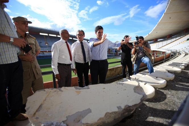 O governador do Pará, Helder Barbalho, informou que ficará pronto em 10 dias, o laudo sobre o desabamento de parte da cobertura do Estádio Olímpico do Pará, o Mangueirão. A informação foi passada em coletiva com a imprensa na tarde desta quarta-feira (9), após visita ao local. “Faremos de tudo para que, o mais rápido possível, o Mangueirão esteja plenamente em condições de funcionamento”, garantiu. 

FOTO: THIAGO GOMES/AG. PARÁ
DATA: 09.01.2019
BELÉM - PARÁ
 <div class='credito_fotos'>Foto: Thiago Gomes /Ag. Pará   |   <a href='/midias/2019/originais/6e7ae5e7-faca-445c-83de-5237f090d65c.jpg' download><i class='fa-solid fa-download'></i> Download</a></div>