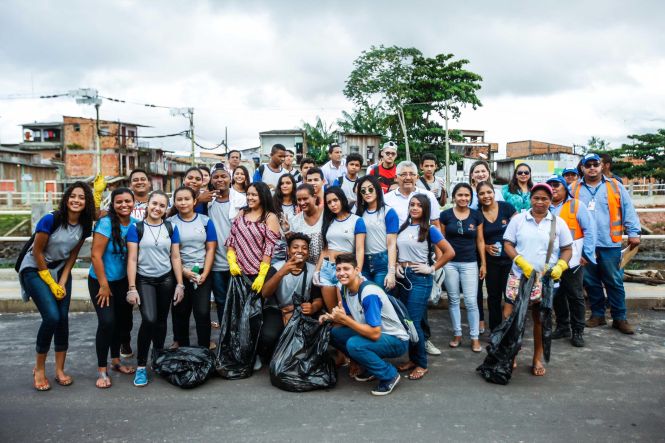 Um mutirão de limpeza e paisagismo foi realizado, nesta sexta-feira (26), no entorno do primeiro trecho do Projeto de Saneamento Integrado da Bacia do Tucunduba. No local será construída, em breve, uma Estação de Elevação da obra, onde foi feita a limpeza e arborização da área. 

FOTO: MAYCON NUNES / AGÊNCIA PARÁ
DATA: 26.04.2019
BELÉM - PARÁ <div class='credito_fotos'>Foto: Maycon Nunes / Ag. Pará   |   <a href='/midias/2019/originais/6f02e6f7-b7b8-446a-90ea-309b7581975d.jpg' download><i class='fa-solid fa-download'></i> Download</a></div>