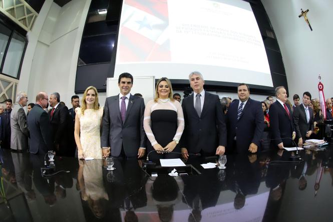 O governador Helder Barbalho prestigiou, na manhã desta sexta-feira (1°), a posse dos novos deputados estaduais do Pará, no plenário Newton Miranda, da Assembleia Legislativa do Estado (Alepa). Na ocasião, os parlamentares também elegeram a nova Mesa Diretora da Casa para um mandato de dois anos. O presidente será o deputado Daniel Barbosa Santos, mais conhecido como Dr. Daniel, sem partido no momento. A cerimônia foi conduzida pela deputada Cilene Couto, tendo como secretários os deputados Martinho Carmona e Miro Sanova.   

FOTO: MARCO SANTOS/AG. PARÁ
DATA: 01.02.2019
BELÉM - PARÁ <div class='credito_fotos'>Foto: Marco Santos / Ag. Pará   |   <a href='/midias/2019/originais/70fcab4c-4a87-41df-adec-5b7f6bb03918.jpg' download><i class='fa-solid fa-download'></i> Download</a></div>