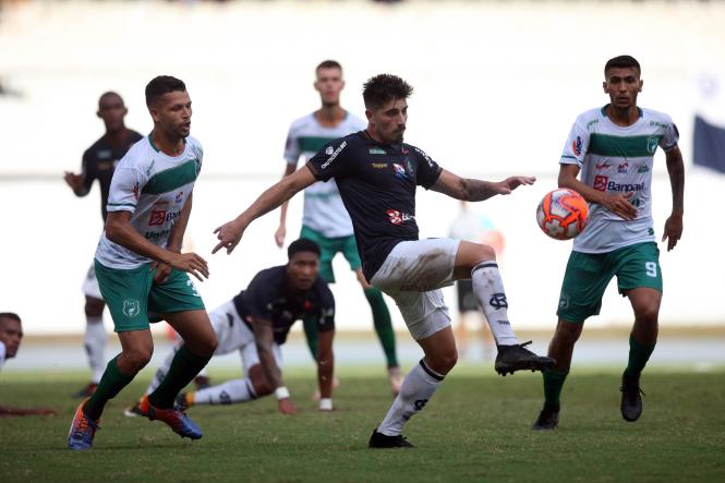 Tranquilidade e muita comemoração marcaram a reabertura do Estádio Estadual Jornalista Edgar Augusto Proença - Mangueirão na tarde deste domingo (3). A vitória do Remo contra o Tapajós, por 1x0, em jogo referente à primeira rodada do Parazão, foi acompanhada de perto por 19,2 mil torcedores, e dentre eles, muitas crianças acompanhadas pelos pais e familiares. 

FOTO: THIAGO GOMES/AG. PARÁ
DATA: 03.02.2019 
BELÉM - PARÁ <div class='credito_fotos'>Foto: Thiago Gomes /Ag. Pará   |   <a href='/midias/2019/originais/71525fde-0de3-4de6-b091-e3e18b64bf64.jpg' download><i class='fa-solid fa-download'></i> Download</a></div>