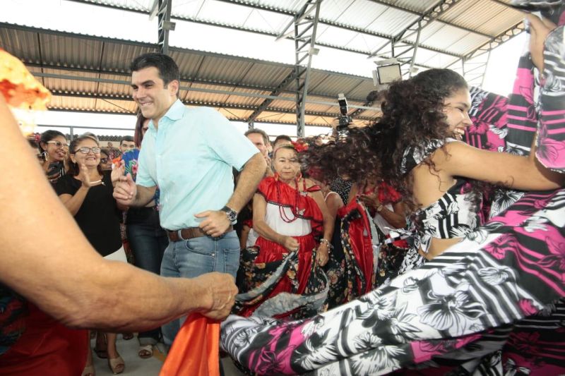 Ao som do autêntico carimbó de Marapanim, município do nordeste paraense, a população recebeu o governador Helder Barbalho, na manhã deste sábado (1º), para a solenidade de reinauguração da Escola Estadual de Ensino Médio Nelson Rabelo, na sede municipal, que foi reformada e ampliada. Com novas salas, laboratórios de vídeo e informática, a escola tem uma estrutura que respeita as leis de acessibilidade.

FOTO: FERNANDO ARAÚJO / AGÊNCIA PARÁ
DATA: 01.06.2019
MARAPANIM - PARÁ  <div class='credito_fotos'>Foto: Fernando Araújo/Ag. Pará   |   <a href='/midias/2019/originais/725314c4-f20e-4bb3-9524-46fcecd9e9d2.jpg' download><i class='fa-solid fa-download'></i> Download</a></div>