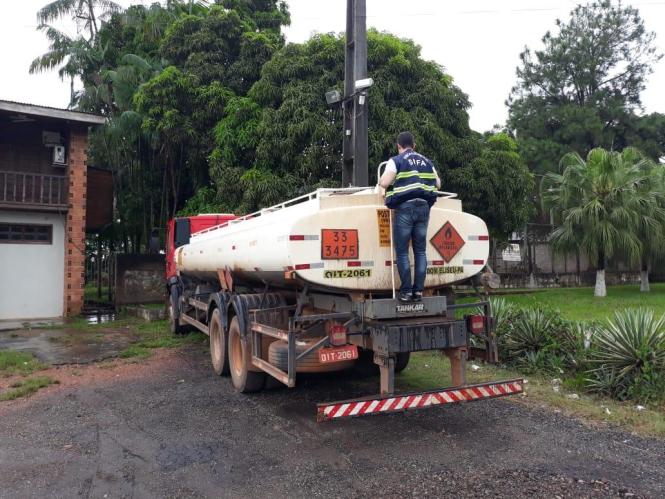 Uma carga irregular com 10 mil litros de óleo diesel foi apreendida, na segunda-feira (18), por fiscais da Secretaria de Estado da Fazenda do Pará (Sefa) em Marabá, no sudeste do Estado. O caminhão tanque, que transportava a mercadoria, foi abordado por não ter obedecido a parada obrigatória em posto fiscal localizado no Km 9 da Rodovia Transamazônica.


FOTO: ASCOM / SEFA
DATA: 19.02.2019
MARABÁ - PARÁ <div class='credito_fotos'>Foto: Ascom Sefa   |   <a href='/midias/2019/originais/725398bb-066f-4105-b74d-de7fcfc9f76c.jpg' download><i class='fa-solid fa-download'></i> Download</a></div>