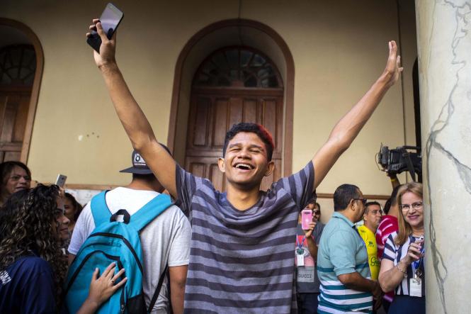 Ingressar em uma Universidade é o sonho de muitos jovens e de seus familiares. A busca pela aprovação não é tarefa fácil e, por isso, a Universidade do Estado do Pará (Uepa) oferece algumas oportunidades para que alunos, oriundos de escolas públicas, obtenham capacitação e possam ingressar em uma Instituição de Ensino Superior. 
NA FOTO: Wagner Luciano, aluno do cursinho alternativo, aprovado em matemática durante a divulgação do listão de aprovados no processo seletivo da Uepa, no hall da reitoria, na manhã desta sexta-feira, 25-01-09, em Belém.





FOTO: NAILANA THIELY
DATA: 25.01.19
BELÉM-PARÁ <div class='credito_fotos'>Foto: Nailana Thiely / Ascom Uepa   |   <a href='/midias/2019/originais/73939e7f-0e51-4f75-a190-de78d1f372a8.jpg' download><i class='fa-solid fa-download'></i> Download</a></div>