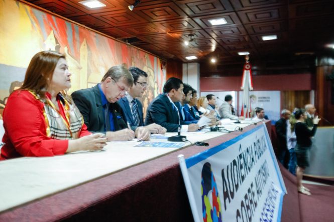 "Nós, autistas, precisamos urgentemente de uma clínica-escola em Belém". A constatação, feita pelo adolescente Richard Pires, 12 anos, que tem Transtorno do Espectro Autista (TEA), ecoou no auditório lotado da Assembleia Legislativa do Pará (Alepa), na manhã desta quinta-feira (25). Diante de parlamentares e representantes de entidades sociais, o adolescente leu uma carta relatando sua luta por direitos e a importância da Implantação de uma clínica-escola para pessoas com autismo no Pará.

FOTO; MAYCON NUNES / AGÊNCIA PARÁ
DATA: 25.04.2019
BELÉM - PARÁ <div class='credito_fotos'>Foto: Maycon Nunes / Ag. Pará   |   <a href='/midias/2019/originais/73e7099a-619e-4ce5-ae57-7176a3c3b037.jpg' download><i class='fa-solid fa-download'></i> Download</a></div>