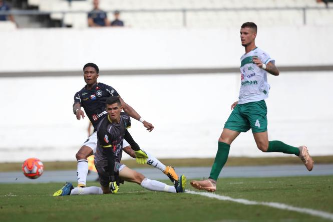 Tranquilidade e muita comemoração marcaram a reabertura do Estádio Estadual Jornalista Edgar Augusto Proença - Mangueirão na tarde deste domingo (3). A vitória do Remo contra o Tapajós, por 1x0, em jogo referente à primeira rodada do Parazão, foi acompanhada de perto por 19,2 mil torcedores, e dentre eles, muitas crianças acompanhadas pelos pais e familiares. 

FOTO: THIAGO GOMES/AG. PARÁ
DATA: 03.02.2019 
BELÉM - PARÁ <div class='credito_fotos'>Foto: Thiago Gomes /Ag. Pará   |   <a href='/midias/2019/originais/75908658-2891-4bcf-98c2-fa563ecbc52f.jpg' download><i class='fa-solid fa-download'></i> Download</a></div>