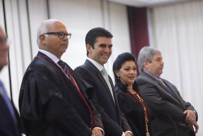 O novo presidente do Tribunal Regional Eleitoral do Pará (TRE-PA), desembargador Roberto Gonçalves de Moura, e a Vice-Presidente, corregedora e desembargadora Luzia Nadja Guimarães Nascimento, foram empossados nesta sexta-feira (25). A posse foi concedida pela desembargadora Célia Regina de Lima Pinheiro em Sessão Plenária Extraordinária, realizada às 19h na sede do órgão. O governador Helder Barbalho e o vice-governador do Estado, Lúcio Vale, participaram da cerimônia.

FOTO: MARCO SANTOS / AGÊNCIA PARÁ
BELÉM - PARÁ
DATA: 25.01.2019 <div class='credito_fotos'>Foto: Marco Santos / Ag. Pará   |   <a href='/midias/2019/originais/7600196a-c39c-4993-977f-fb6762bd97c1.jpg' download><i class='fa-solid fa-download'></i> Download</a></div>