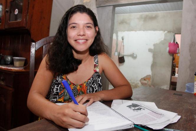 “A pedagogia é como um bote salva-vidas para mim”. É assim que Sara Oliveira, 22, vê o curso que escolheu quando prestou vestibular para a Universidade do Estado do Pará (Uepa), em 2015. Porém, embora o sonho de ingressar em uma instituição pública de ensino superior tenha sido alcançado, se manter como estudante e investir na própria educação é um desafio diário, devido às condições financeiras de sua família.

NA FOTO: SARA OLIVEIRA, 22 ANOS

FOTO: ASCOM / UEPA
DATA: 05.04.2019
BELEM - PARA <div class='credito_fotos'>Foto: Marcelo Seabra / Ag. Pará   |   <a href='/midias/2019/originais/76f37ba7-f556-4716-b9b1-41581f1bf0e1.jpg' download><i class='fa-solid fa-download'></i> Download</a></div>