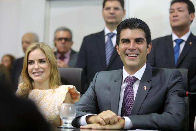 O governador Helder Barbalho prestigiou, na manhã desta sexta-feira (1°), a posse dos novos deputados estaduais do Pará, no plenário Newton Miranda, da Assembleia Legislativa do Estado (Alepa). Na ocasião, os parlamentares também elegeram a nova Mesa Diretora da Casa para um mandato de dois anos. O presidente será o deputado Daniel Barbosa Santos, mais conhecido como Dr. Daniel, sem partido no momento. A cerimônia foi conduzida pela deputada Cilene Couto, tendo como secretários os deputados Martinho Carmona e Miro Sanova.   

FOTO: MARCO SANTOS/AG. PARÁ
DATA: 01.02.2019
BELÉM - PARÁ <div class='credito_fotos'>Foto: Marco Santos / Ag. Pará   |   <a href='/midias/2019/originais/77046f82-12e6-456c-88ae-dc9fed8f3be3.jpg' download><i class='fa-solid fa-download'></i> Download</a></div>