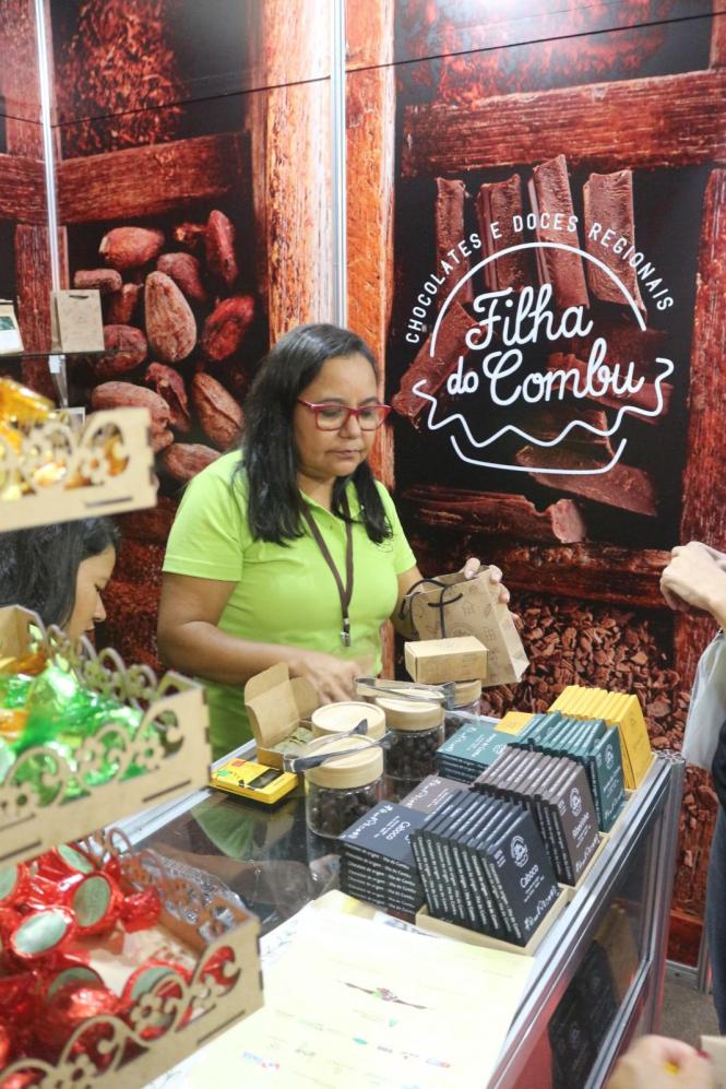 Empresas paraenses do setor do cacau que estão participando do "Chocolat São Paulo 2019", em São Paulo, lançaram novos produtos no evento que vai até amanhã (14). A aposta dos empresários é aproveitar o espaço para divulgar a variedade de amêndoas e chocolates que são produzidos no Pará.
FOTO: ASCOM / SEMAS
DATA: 13.04.2019
SÃO PAULO - SP <div class='credito_fotos'>Foto: ASCOM SEMAS   |   <a href='/midias/2019/originais/7935f0e4-e9de-4a64-b4ad-04f7017ae214.jpg' download><i class='fa-solid fa-download'></i> Download</a></div>