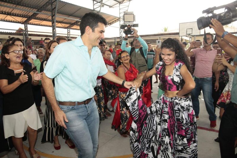 Ao som do autêntico carimbó de Marapanim, município do nordeste paraense, a população recebeu o governador Helder Barbalho, na manhã deste sábado (1º), para a solenidade de reinauguração da Escola Estadual de Ensino Médio Nelson Rabelo, na sede municipal, que foi reformada e ampliada. Com novas salas, laboratórios de vídeo e informática, a escola tem uma estrutura que respeita as leis de acessibilidade.

FOTO: FERNANDO ARAÚJO / AGÊNCIA PARÁ
DATA: 01.06.2019
MARAPANIM - PARÁ  <div class='credito_fotos'>Foto: Fernando Araújo/Ag. Pará   |   <a href='/midias/2019/originais/79468a21-9d6f-4526-9bc1-f13ece74d225.jpg' download><i class='fa-solid fa-download'></i> Download</a></div>