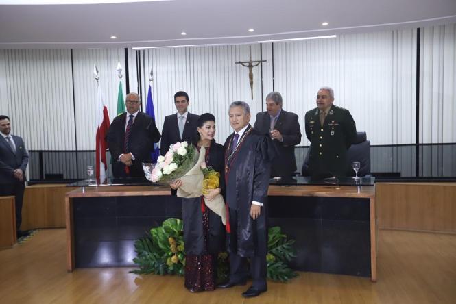 O novo presidente do Tribunal Regional Eleitoral do Pará (TRE-PA), desembargador Roberto Gonçalves de Moura, e a Vice-Presidente, corregedora e desembargadora Luzia Nadja Guimarães Nascimento, foram empossados nesta sexta-feira (25). A posse foi concedida pela desembargadora Célia Regina de Lima Pinheiro em Sessão Plenária Extraordinária, realizada às 19h na sede do órgão. O governador Helder Barbalho e o vice-governador do Estado, Lúcio Vale, participaram da cerimônia.

FOTO: MARCO SANTOS / AGÊNCIA PARÁ
BELÉM - PARÁ
DATA: 25.01.2019 <div class='credito_fotos'>Foto: Marco Santos / Ag. Pará   |   <a href='/midias/2019/originais/7a5824ca-6fdd-4a43-963b-256622d69d88.jpg' download><i class='fa-solid fa-download'></i> Download</a></div>