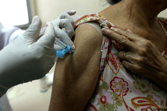 Quinze dias após o início da 19ª Campanha de Vacinação contra a Influenza no Pará, apenas 76.500 pessoas foram imunizadas. Esse número representa cerca de 5% do total do público a ser alcançado dentro da meta estipulada pelo Ministério da Saúde, até o fim do prazo da campanha, que vai até o dia 23 de maio. Das 1.863.160 doses da vacina enviadas ao estado pelo Programa Nacional de Imunização (PNI), o objetivo é alcançar 1.676.844 pessoas, o que equivale a 90% do público alvo. As doses foram distribuídas pela Sespa aos 13 Centros Regionais de Saúde, os quais repassaram as vacinas aos municípios - que são, na prática, executores da ação.

FOTO: ARQUIVO / AG. PARÁ
DATA: 01.05.2019
BELÉM - PARÁ <div class='credito_fotos'>Foto: ARQUIVO / AG. PARÁ   |   <a href='/midias/2019/originais/7af6ea36-8814-4462-9698-4f489c903ce6.jpg' download><i class='fa-solid fa-download'></i> Download</a></div>