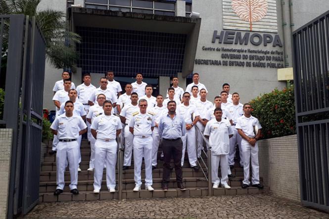 Em comemoração aos 50 anos da “Estação Radiogoniométrica da Marinha em Belém (ARMBe)”, a Marinha do Brasil realiza uma campanha de estímulo à doação de sangue na Fundação Centro de Hemoterapia e Hematologia do Pará (Hemopa). Mais de 100 militares compareceram à sede da instituição nesta quarta-feira (23), considerado o Dia “D” da iniciativa. “ARMBe – 50 anos, 50 litros” é o tema da ação, que deve se estender até o fim deste mês.

FOTO: ASCOM HEMOPA
DATA: 23.01.2013
BELÉM - PARÁ <div class='credito_fotos'>Foto: Ascom Hemopa   |   <a href='/midias/2019/originais/7b38723f-a22d-41e9-9858-3e2eefde1480.jpg' download><i class='fa-solid fa-download'></i> Download</a></div>