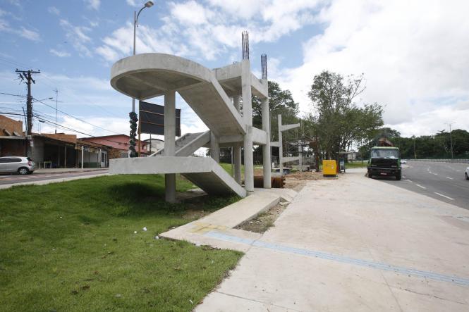 Às vésperas das últimas eleições estaduais, o governo anterior abriu ao tráfego o prolongamento da Avenida João Paulo II até o viaduto do Coqueiro, em Ananindeua. Porém, a obra ainda não está concluída. Há serviços inacabados, como a construção de passarelas e implantação de um sistema de tratamento de água lançadas nos mananciais do Utinga pela drenagem implantada. Além disso, as obras implantadas estão sem manutenção, como iluminação pública precária em alguns trechos e a limpeza nos canteiros centrais e laterais da avenida. Por causa da não conclusão das obras, o Governo atual não recebeu a via. Em função disso, ela não foi repassada aos municípios para a devida responsabilidade, como Belém e Ananindeua – já que o prolongamento da via percorre os dois municípios.

FOTO: FERNANDO ARAÚJO / AGÊNCIA PARÁ
DATA: 21.02.2019
BELÉM - PA <div class='credito_fotos'>Foto: Fernando Araújo/Ag. Pará   |   <a href='/midias/2019/originais/7fedaa0f-8326-4559-9c7b-6973dfbf0fd0.jpg' download><i class='fa-solid fa-download'></i> Download</a></div>