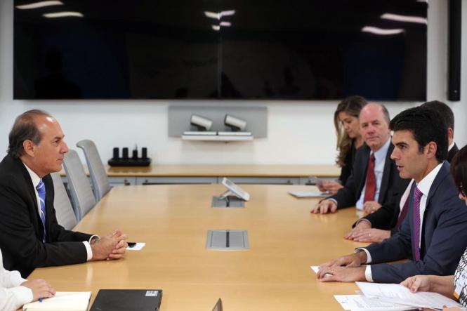 Já pela tarde, o governador Helder Barbalho teve agendas prioritárias na área da Educação, junto com a secretária Leila Freire. Reuniu-se com o presidente do Fundo Nacional de Desenvolvimento da Educação (FNDE), Fábio de Barros Filho, na sede do Ministério da Educação (foto); e também com a representante do Banco Interamericano de Desenvolvimento (BID), Ximena Dueñas Herrera, para tratar do convênio firmado com a Seduc.

FOTO: ED FERREIRA 
DATA: 04.02.2019
BRASÍLIA - DF <div class='credito_fotos'>Foto: Divulgação   |   <a href='/midias/2019/originais/8029a403-e9b5-4c42-9530-94934d86f095.jpg' download><i class='fa-solid fa-download'></i> Download</a></div>